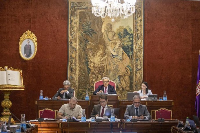 El presidente de la Diputación, Salvador Fuentes, preside el Pleno de octubre.