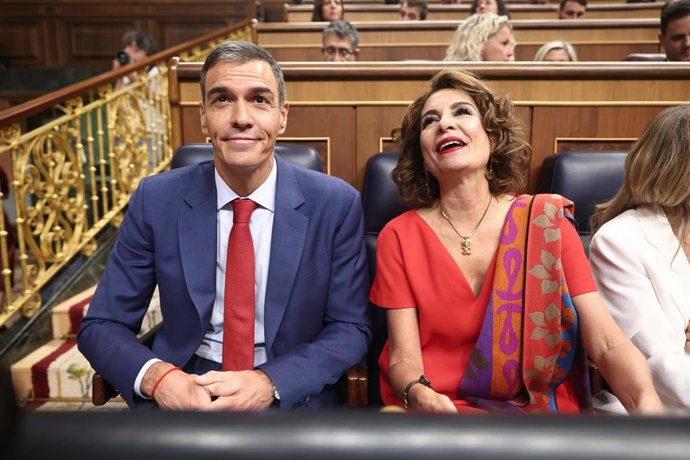 El presidente del Gobierno, Pedro Sánchez, y la vicepresidenta primera y ministra de Hacienda, María Jesús Montero, durante una sesión de Control al Gobierno, en el Congreso