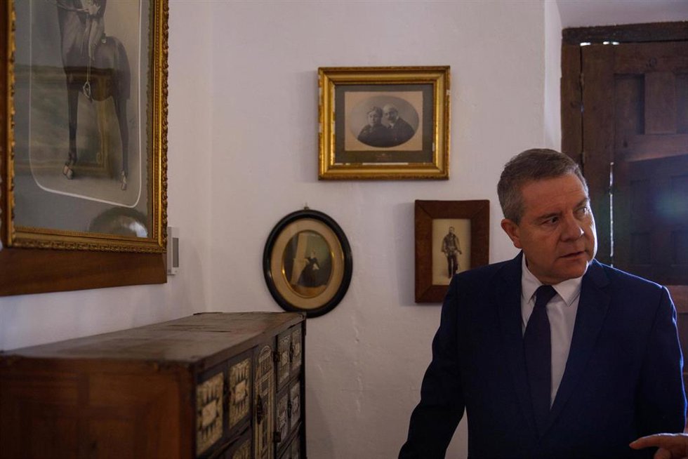 El presidente de Castilla-La Mancha, Emiliano García-Page, visita, en Almagro, el Palacio de los Marqueses de Torremejía, ubicado en la Plaza de Santo Domingo de la localidad.