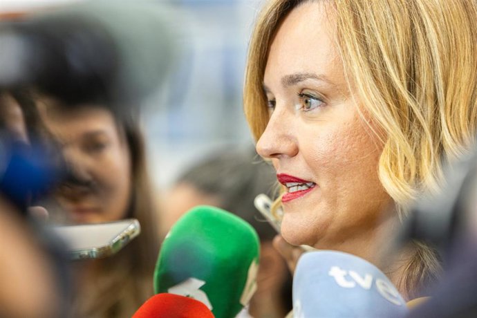 La ministra de Educación, Formación Profesional y Deportes y Portavoz del Gobierno, Pilar Alegría, atiende a los medios de comunicación durante una visita a la Fundación Tervalis en Teruel, a 2 de octubre de 2025, en Teruel, Aragón (España).  El motivo de