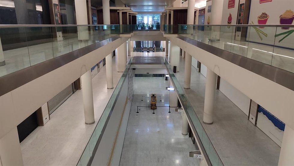 Archivo - Interior de la galería comercial del edificio Calatrava en Oviedo en la que está ptrevisto que se instale la Universidad Alfonso X El Sabio. 