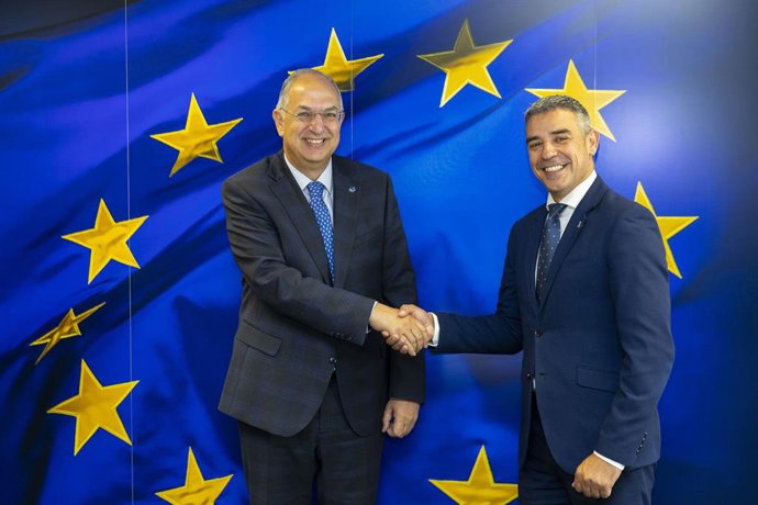 El consejero de Agricultura, Ganadería, Pesca y Soberanía Alimentaria del Gobierno de Canarias, Narvay Quintero, se reúne con el comisario europeo de Pesca y Océanos, Costas Kadis.