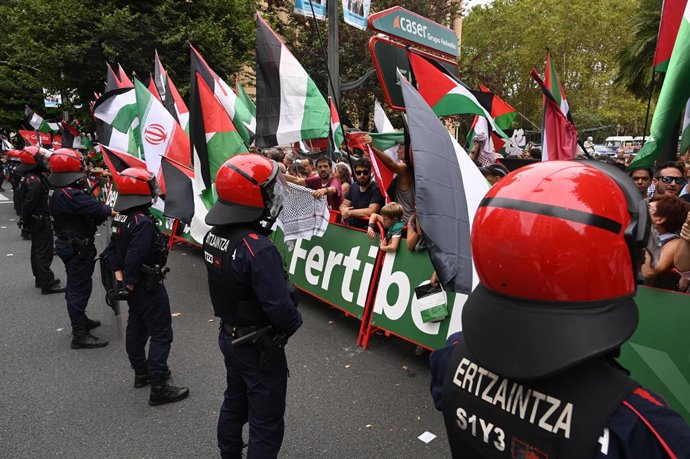 Archivo - Arxiu - Prostesta durant el final de la 11ª etapa de la Vuelta Ciclista a Espanya amb final a Bilbao