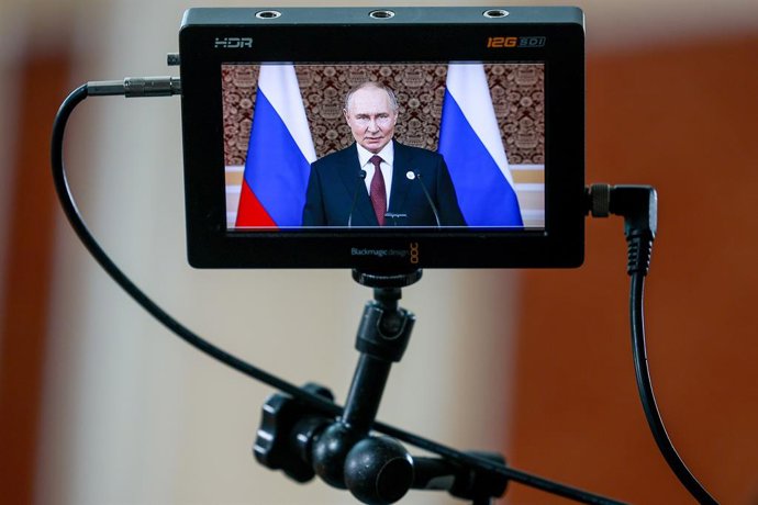 TAJIQUISTÃO, DUSHANBE - 10 DE OUTUBRO DE 2025: Uma câmera captura Vladimir Putin, presidente da Rússia, durante uma coletiva de imprensa no Palácio Somon,Imagem: 1044551948, Licença: Rights-managed, Restrições: * Direitos da Suíça e da Rússia não estão di