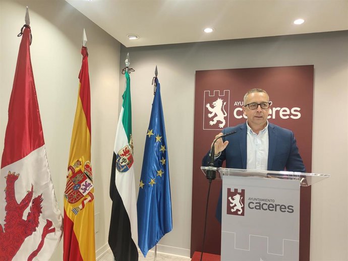 El concejal de Recursos Humanos, Empresa y E-administración, Emilio Borrega, en rueda de prensa