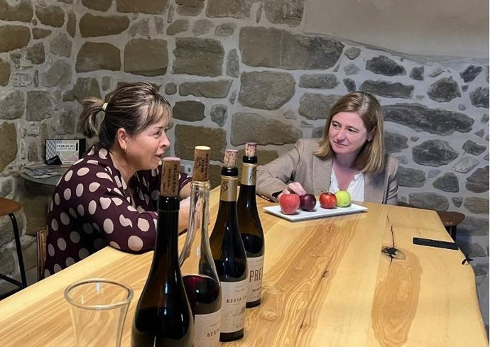 Manzanos reconoce el papel esencial de las mujeres riojanas que "cultivan, emprenden y mantienen vivos nuestros pueblos"