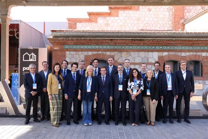 La presidenta de La Distribución, Matilde García Duarte, el alcalde de Madrid, José Luis Almeida, y junta directiva de La Distribución durante una jornada en Madrid