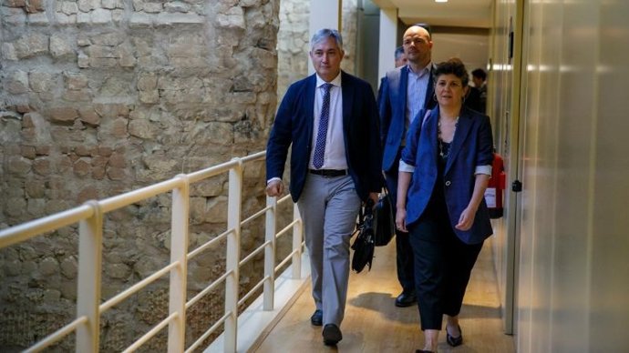 El consejero de Cultura, Pérez Pastor, llegando al Parlamento de La Rioja junto a la director general de Turismo, Virginia Borges