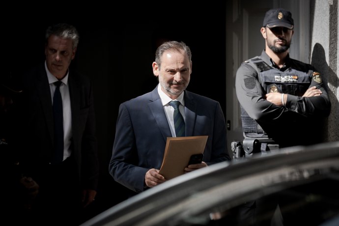 El exministro de Transportes José Luis Ábalos a su salida del Tribunal Supremo, a 15 de octubre de 2025, en Madrid (España).