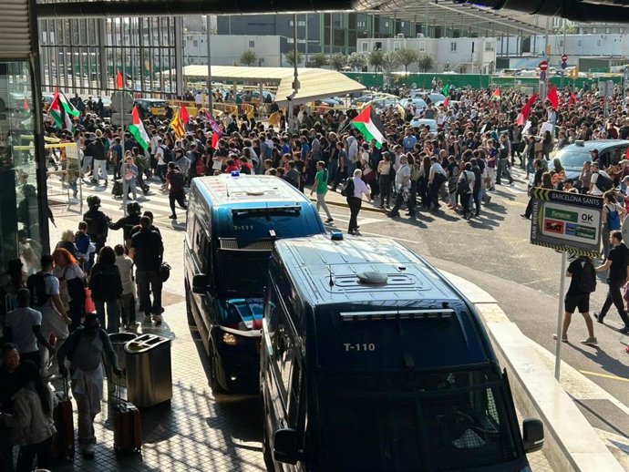 Os Mossos dispersam manifestantes pró-palestinos que queriam entrar na estação de Sants, em Barcelona.