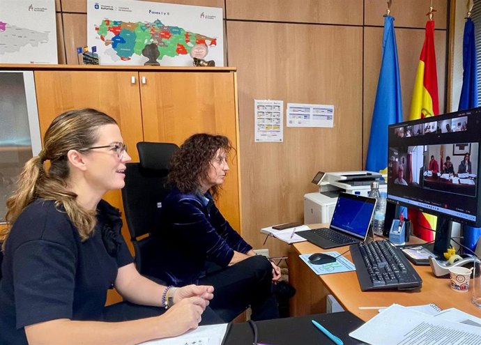 La consejera de Educación, Eva Ledo, junto a la DG del Sepepa, Begoña López.