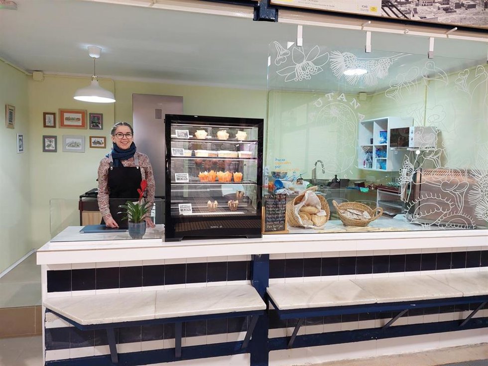 Elena Rojas, fundadora de Autana Patisserie en Sevilla, un proyecto impulsado con el apoyo de MicroBank y Sevilla Emprendedora, donde ofrece postres y pan artesanales.