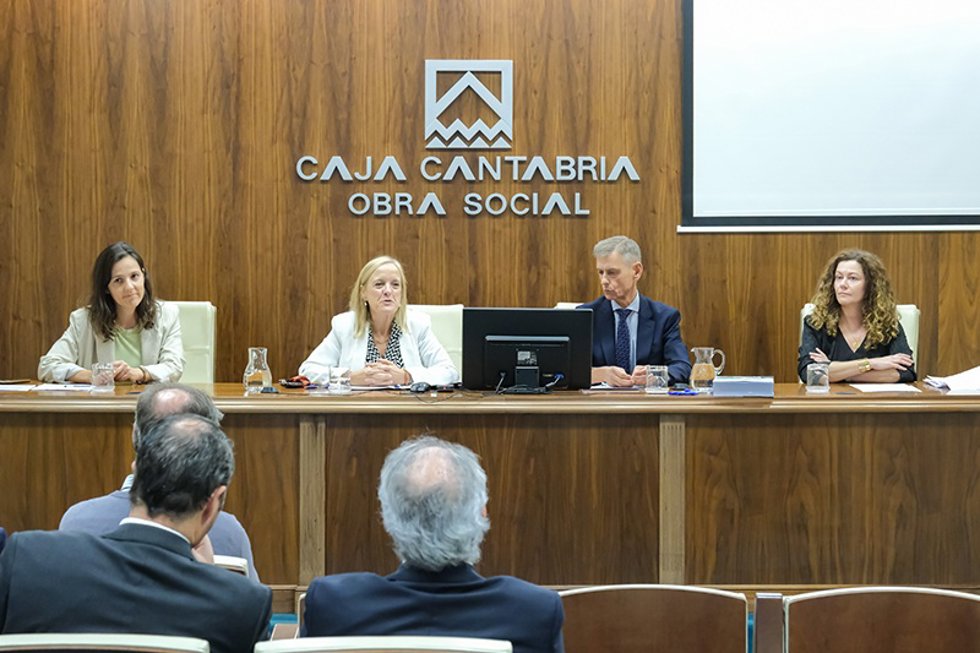 La consejera de Justicia, Isabel Urrutia, asiste al acto de inauguración del curso Tratamiento de los menores y personas con discapacidad como víctimas en el derecho penal