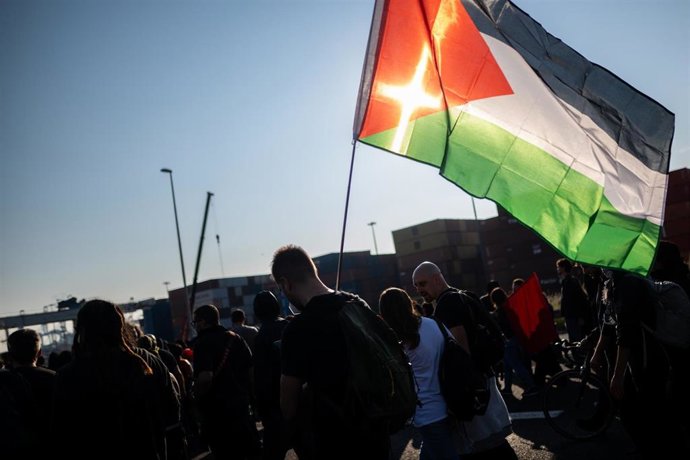 Un grupo de manifestantes corta la circulación en la Ronda Litoral y bloqueo de acceso al Parc Logístic de la Zona Franca y Mercabarna con motivo de la huelga general por Palestina