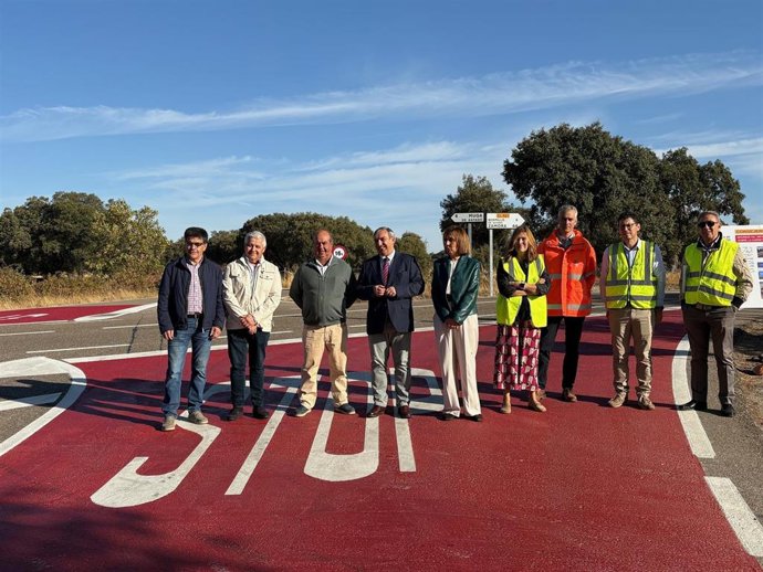 Las autoridades, durante la visita a la zona donde se ha instalado el sistema.