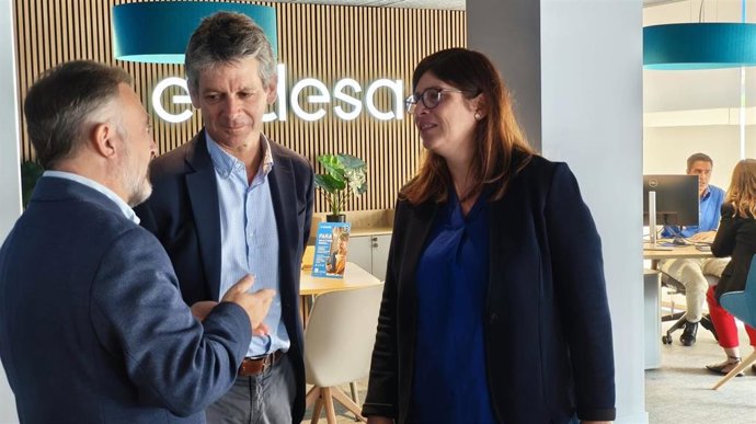 La vicealcaldesa de Girona, Gemma Geis, y el director de Endesa en Catalunya, Enric Brazís, en la inauguración de un nuevo "Punto Endesa" en la ciudad.