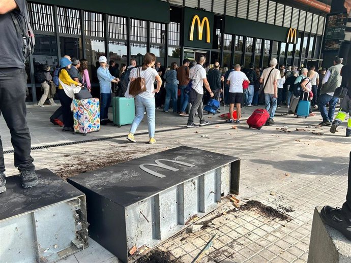 Reabre la estación de Sants de Barcelona tras la manifestación estudiantil pro Palestina.
