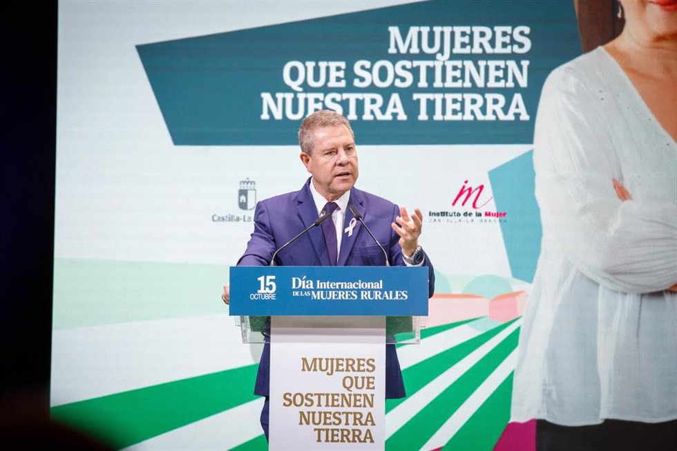 El jefe del ejecutivo regional, Emiliano García-Page, preside, en Almagro, el acto institucional con motivo del Día Internacional de las Mujeres Rurales que se celebrará en el teatro Municipal de Almagro