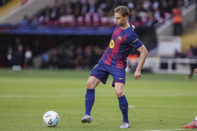 Frenkie de Jong, do FC Barcelona, em ação durante a partida de futebol do Campeonato Espanhol, La Liga EA Sports, disputada entre FC Barcelona e Real Sociedad no Estadi Olimpic Lluis Companys em 28 de setembro de 2025 em Barcelona, Espanha.