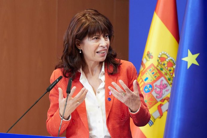 Archivo - La ministra de Igualdad, Ana Redondo, en una rueda de prensa en el marco de la Presidencia Española de la Unión Europea, en el palacio de congresos Baluarte, a 24 de noviembre de 2023, en Pamplona, (España).  