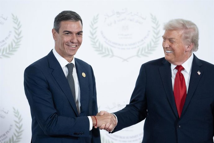 O primeiro-ministro Pedro Sánchez (à esquerda) cumprimenta o presidente dos EUA, Donald Trump (à direita), antes da cerimônia de assinatura do plano de paz para o Oriente Médio, em 13 de outubro de 2025, no Egito.