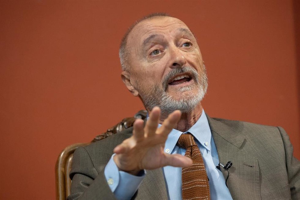 El escritor Arturo Pérez-Reverte, durante la presentación del monumento al Capitán Alatriste, en la Real Academia de la Lengua Española, a 14 de octubre de 2025, en Madrid (España).