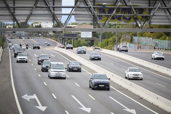 Archivo - Vehículos en la carretera A-6 durante la operación retorno del verano, a 31 de agosto de 2025, en Madrid (España). La Dirección General de Tráfico (DGT) espera cinco millones de desplazamientos en el último dispositivo especial de tráfico del ve