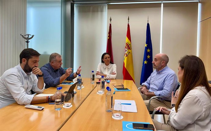 La consejera de Turismo, Cultura, Juventud y Deportes, Carmen Conesa, en una reunión extraordinaria con el sector turístico