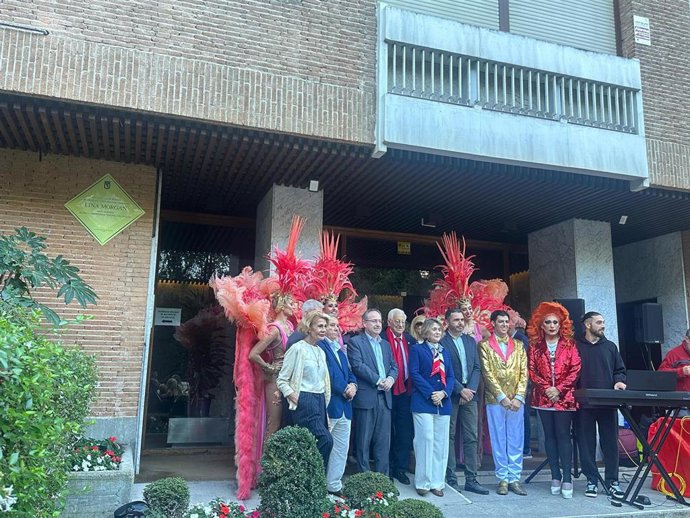 La delegada de Cultura, Turismo y Deporte, Marta Rivera de la Cruz (c), acompañada de la actriz Rosa Valentuy (i), el Padre Ángel (3i) y la actriz Nacha la Mancha, entre otros, en el homenaje a Lina Morgan en la calle Samaria, 12
