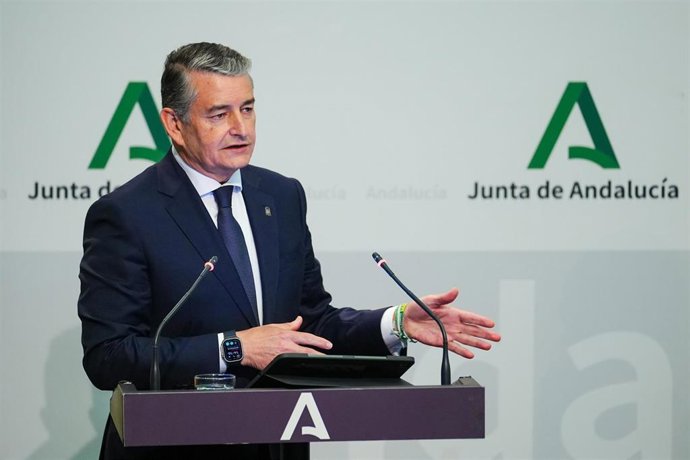 El consejero de Sanidad, Presidencia y Emergencias de la Junta de Andalucía, Antonio Sanz,, interviene en la rueda de prensa posterior al Consejo de Gobierno. A 15 de octubre de 2025, en Sevilla (Andalucía, España). 