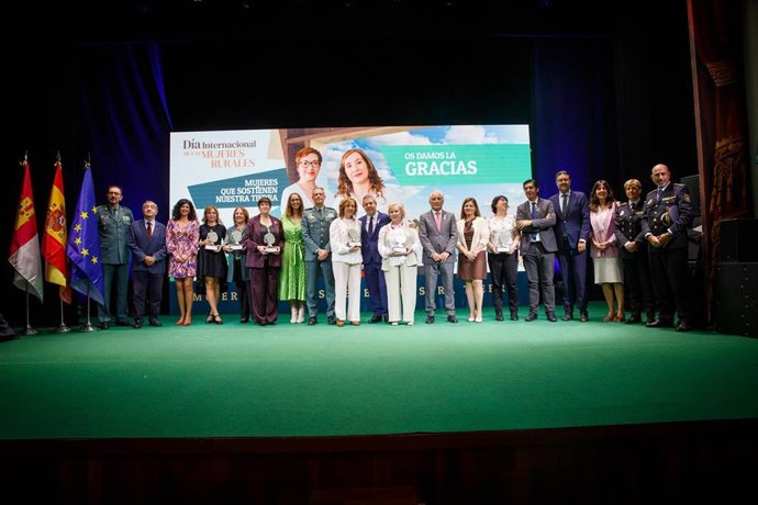 Foto de familia con motivo del acto institucional del Gobierno de C-LM para conmemorar el Día Internacional de las Mujeres Rurales.