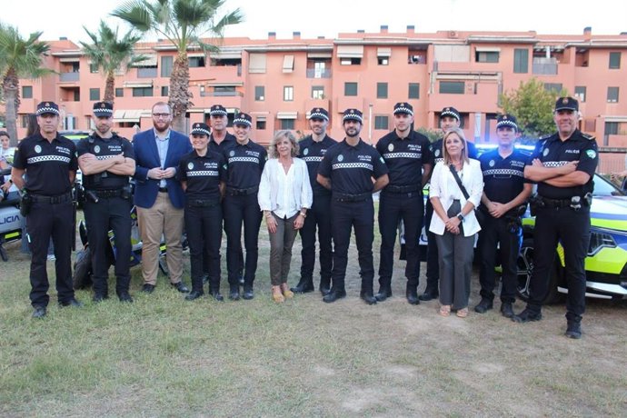 La alcaldesa de San Juan de Aznalfarache, María Luisa Moya, junto al cuerpo de Policía Local.