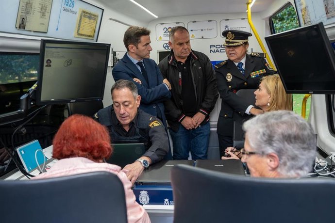 El delegado del Gobierno visita en Cabezón de la Sal el VIDOC, el vehículo de la Policía Nacional que recorre municipios de la región para facilitar trámites administrativos