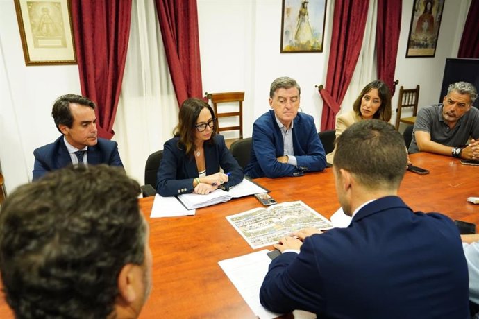 Reunión entre la consejera de Fomento, Rocío Díaz, y representantes del Ayuntamiento de Almonte y la Hermandad Matriz.