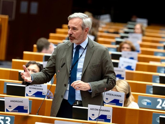 El presidente de Gobierno de Aragón, Jorge Azcón, en el hemiciclo del Parlamento Europeo.