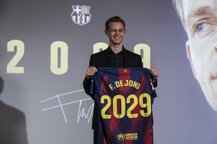 El jugador del FC Barcelona Frenkie de Jong tras renovar hasta 2029