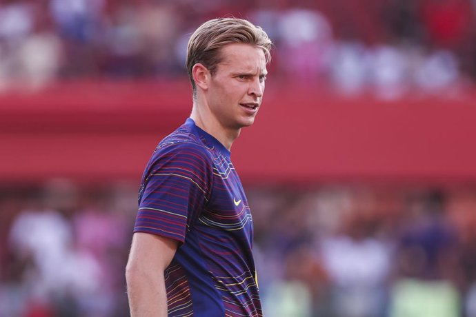 Archivo - Frenkie de Jong, do FC Barcelona, observa durante a partida de futebol do campeonato espanhol, La Liga EA Sports, disputada entre RCD Mallorca e FC Barcelona no estádio Son Moix, em 16 de agosto de 2025, em Mallorca, Espanha.