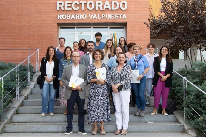 Foto familia de miembros del Programa de Voluntariado Universitario de la UPO.