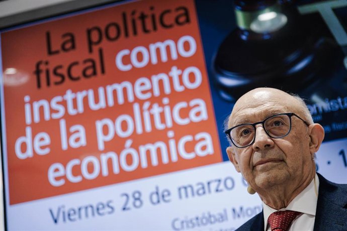 Archivo - El exministro de Hacienda Cristóbal Montoro participa en la jornada 'La política fiscal como instrumento de la política económica', organizada por el Consejo General de Economistas (CGE), a 28 de marzo de 2025, en Madrid (España).