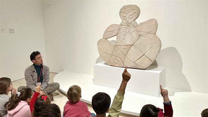 Dirigido a niños y niñas de entre cuatro y doce años acompañados por adultos, este taller invita a los participantes a imaginar personajes a lápiz y darles forma en yeso, explorando las etapas de esbozo, encofrado, vertido y fraguado.