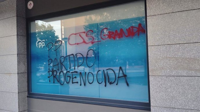 Pintada con la que ha amanecido la sede del PP de Granada, en la calle Andrés Segovia