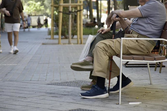 Archivo - Varias personas sentadas en un banco de la calle Consell de Cent, a 8 de septiembre de 2023, en Barcelona, Catalunya (España). 