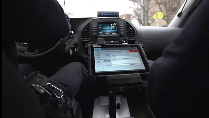 Una de las tablets instalada en un coche patrulla de la Policía Municipal de Pamplona.