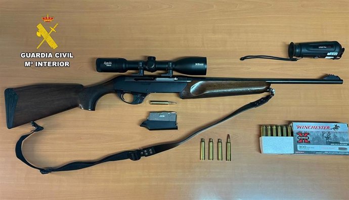 Rifle y material que llevaban los investigados.