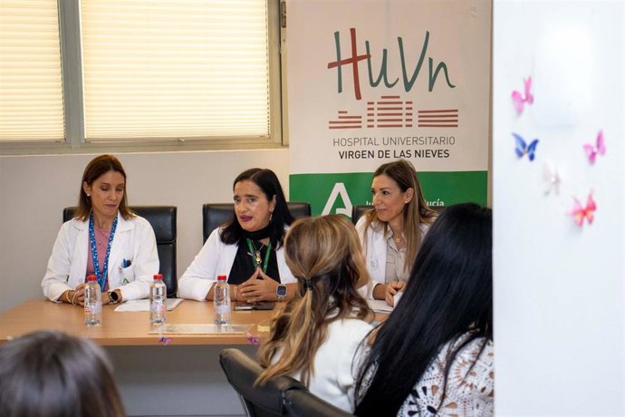 La directora del Hospital Virgen de las Nieves, María Ángeles García, en el centro en la mesa