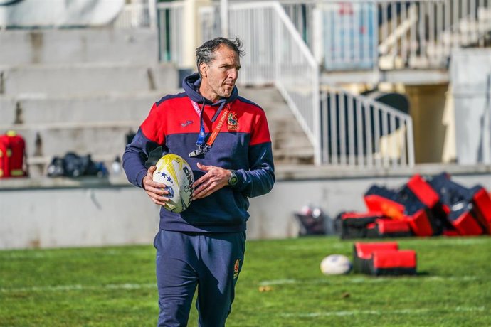 Archivo - El seleccionador nacional masculino de Rugby XV, Pablo Bouza, en un entrenamiento.