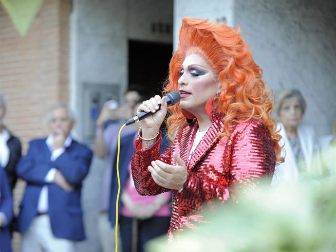 Nacha la Macha durante la inauguración de la placa conmemorativa en homenaje a la actriz Lina Morgan en el que fue su domicilio durante sus últimos años de vida, a 15 de octubre de 2025, en Madrid (España).