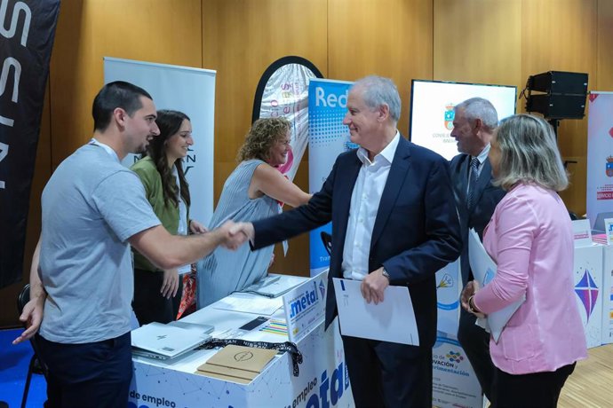 El consejero de Industria, Eduardo Arasti, inaugura la ‘II Feria de Empleo del Sector Metal de Cantabria’