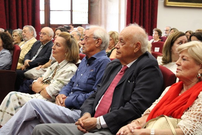 Imagen de los nuevos estudiantes del Aula de la Experiencia de la US para este curso académico.