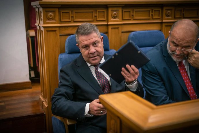 Archivo - El presidente de Castilla-La Mancha, Emiliano García-Page(1i) y el vicepresidente primero, José Luis Martínez Guijarro(2i), durante el Debate sobre el Estado de la Región de 2024.